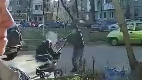 Un fragmento de tejado casi cae encima de un cochecito con un bebé