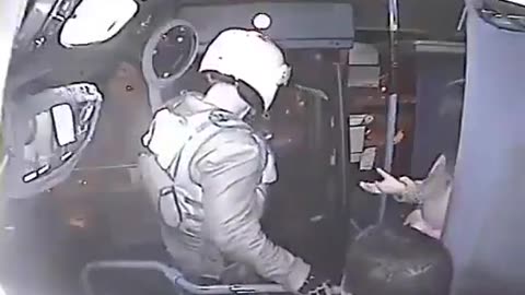 Guy tries to steal purse and regrets it instantly.