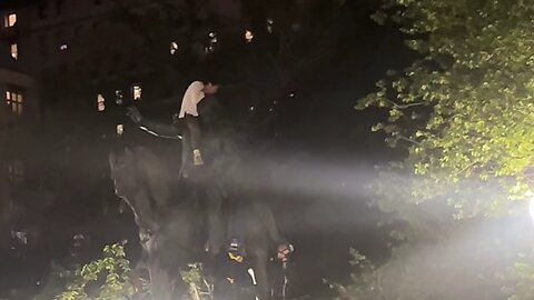 STANDOFF. MAN on STATUE. Diddy Supporter. New York. BREAKING NEWS! Live.
