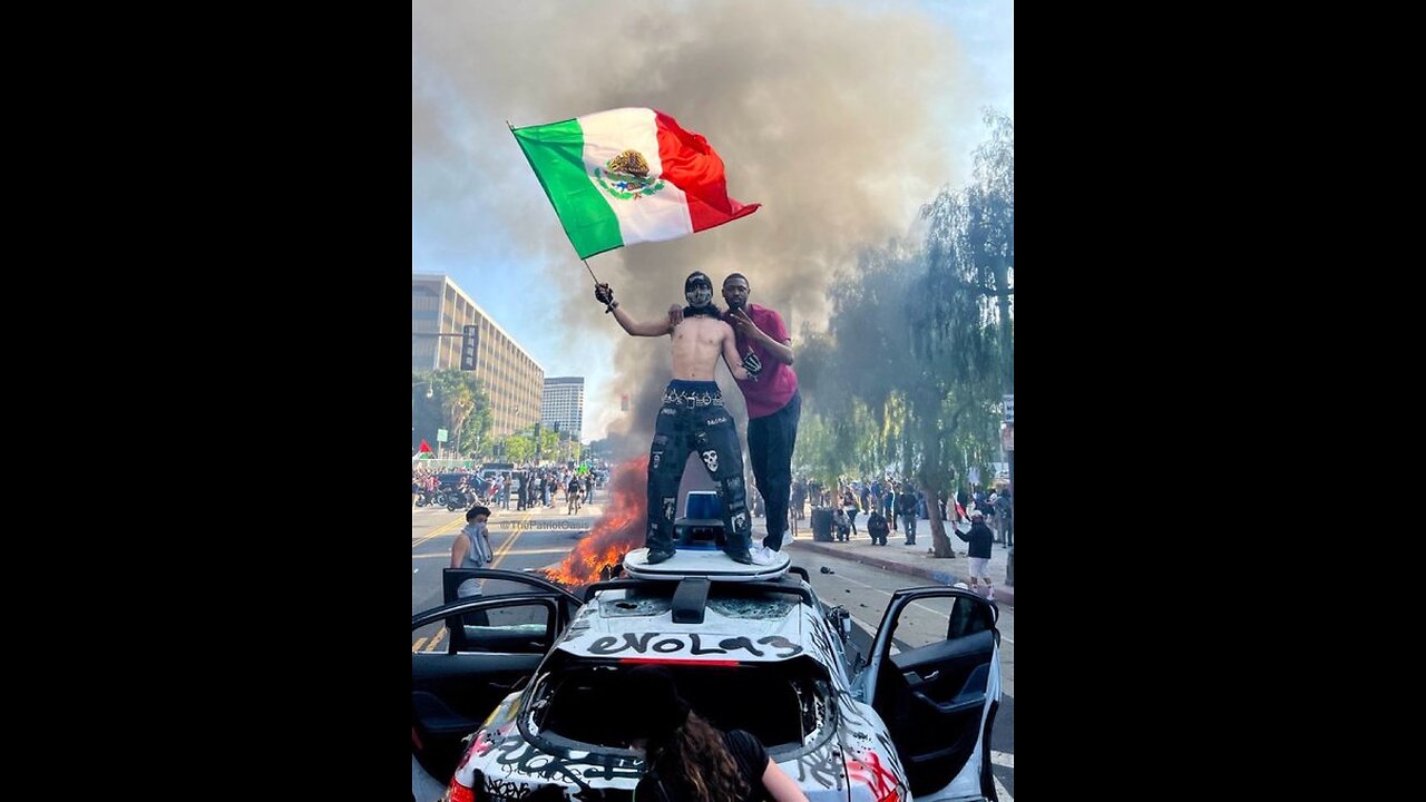 🚨#BREAKING: Protesters are barricading themselves using park benches