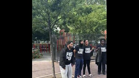 ACTIVIST PAID TO WEAR T-SHIRT🏛️🚶‍♂️💰👕📸AT MUSIC ARTIST CRIMINAL COURT CASE👨‍⚖️🏛️🚶🏻💫