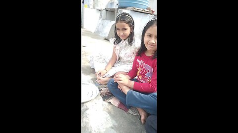 bacchon Ke Sath khana khaya Pttal Per