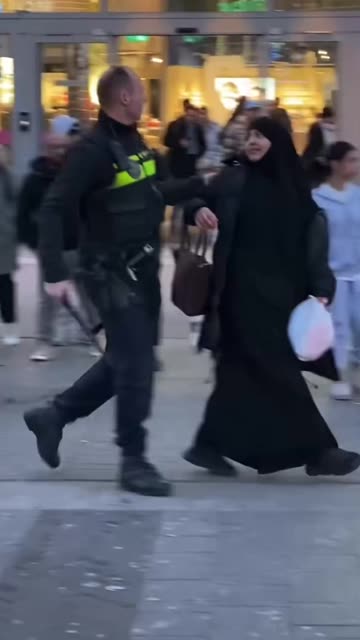 Arabs robbing stores