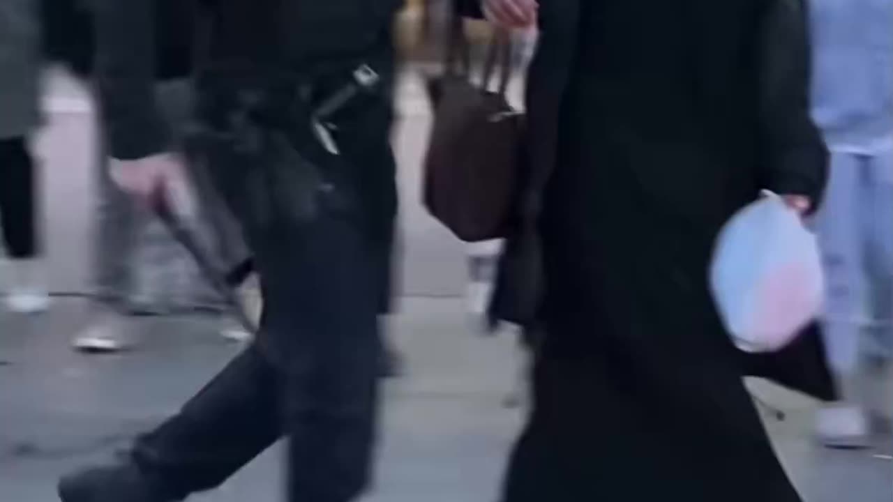 Arabs robbing stores