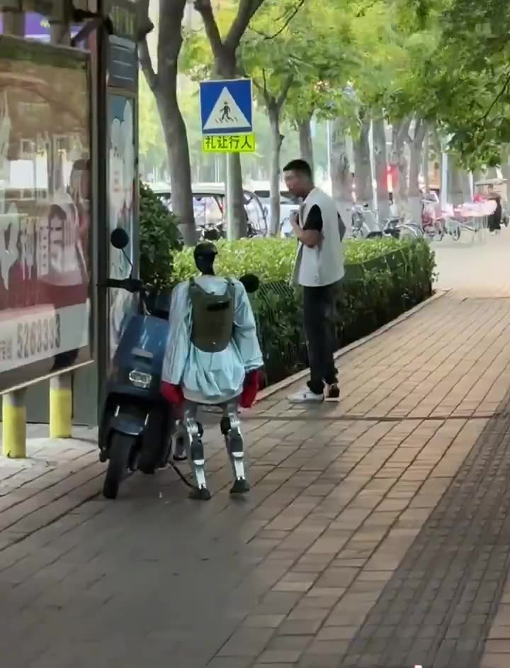 Breaking⛔️China has developed drunken robot gopniks that can wring out a moped