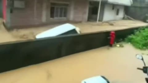 DALŠÍ KATASTROFÁLNÍ POVODNĚ V ČÍNĚ 4.8.2025