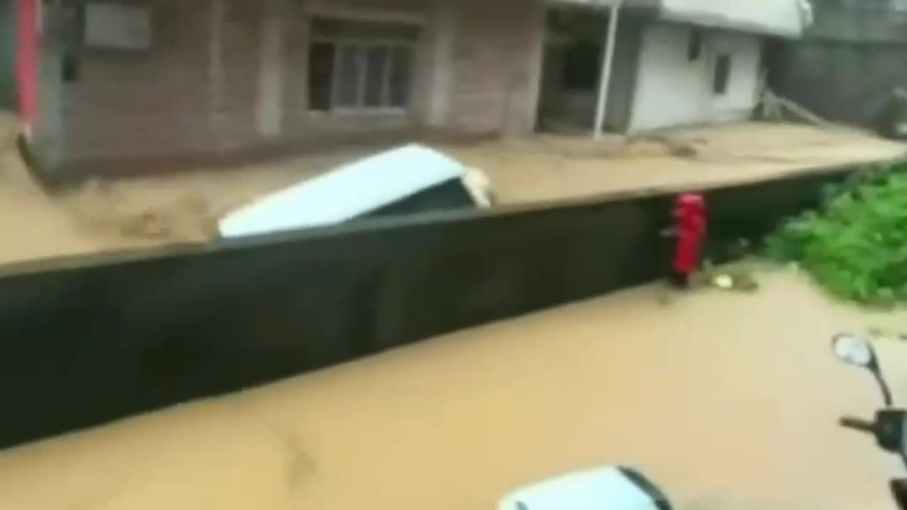 DALŠÍ KATASTROFÁLNÍ POVODNĚ V ČÍNĚ 4.8.2025