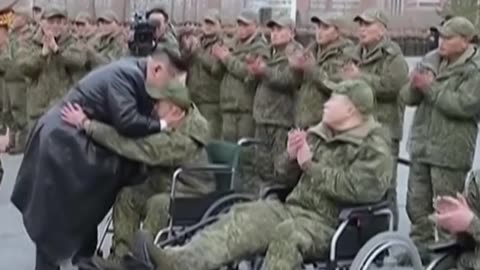 🇰🇵 Kim Jong‑un celebra regreso de soldados norcoreanos de Rusia