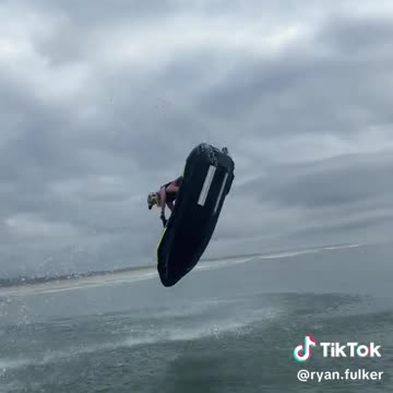 Bro is on a normal sized ski (via:@ryan.fulker)