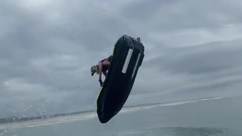 Bro is on a normal sized ski (via:@ryan.fulker)
