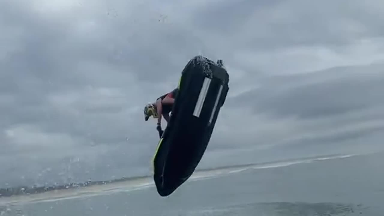 Bro is on a normal sized ski (via:@ryan.fulker)
