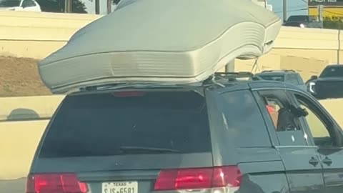 Car Doesn't Pull Over With a Mattress Barely Hanging On