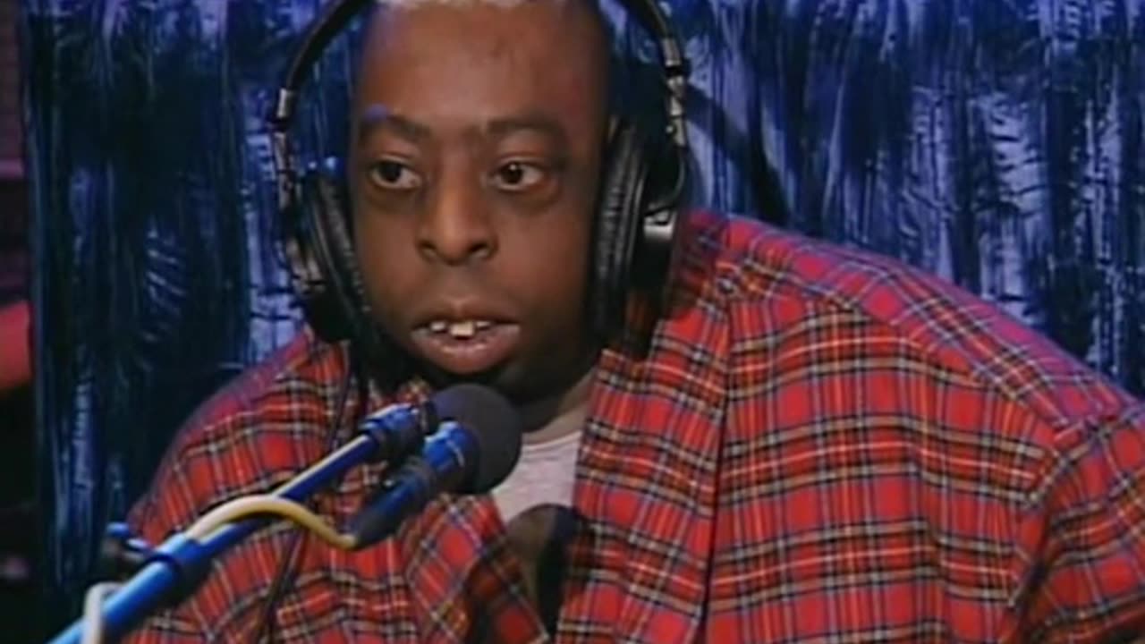 2000.01.11 Beetlejuice Accepts Howard's AVN Award (HTV)