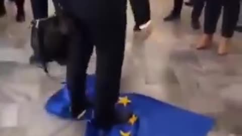 Polish prez hopeful Grzegorz Braun TEARS DOWN EU flag and WIPES SHOES with it