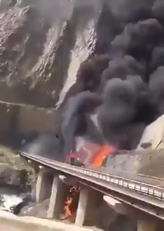 Tragjedi e rëndë! Autobusi me 46 pelegrinë shpërthen në flakë pas përplasjes