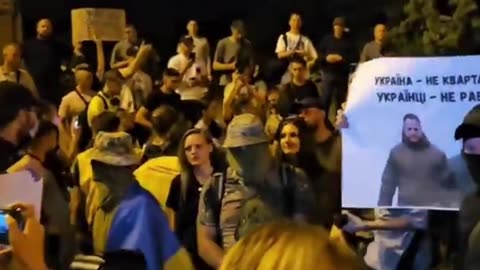 Carteles en Kiev acusan a Zelenski de ser un “traidor”