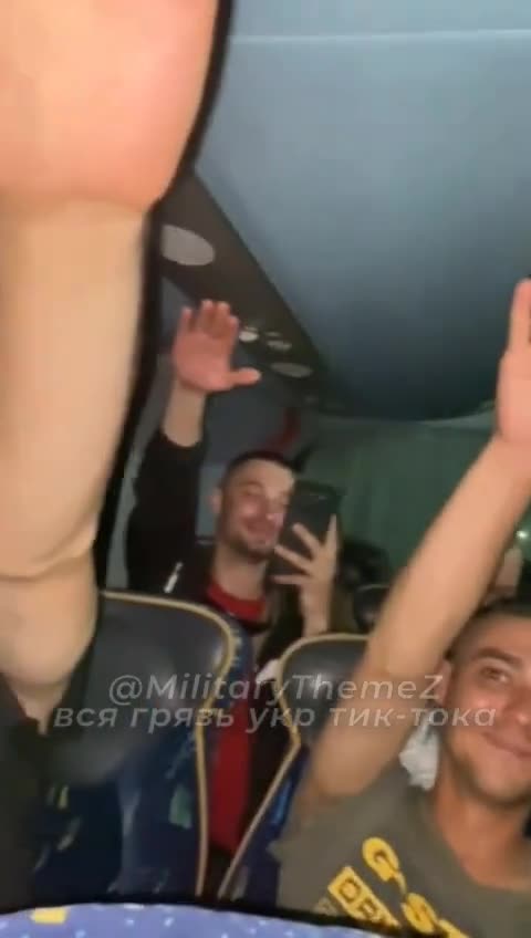 Ukrainian recruits leaving Germany after getting NATO training