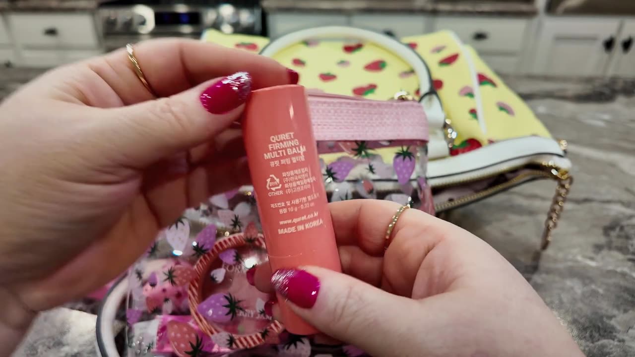 What’s in my Juicy Couture Sweet N Juicy Tote Bag.🍓🍓🍓