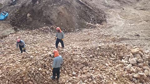 Escojido de piedra para mejorar el terreno