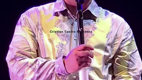 #cristiancastro Deleitó en #acapulco con la canción '#Morelia' a capella ¡Muy bien lo hizo!"