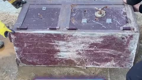 CASSAFORTE Sepolta nel terreno: rivela un contenuto inquietante