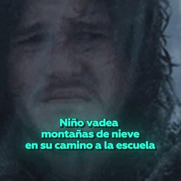 Niño desafía a la nieve para llegar a su escuela