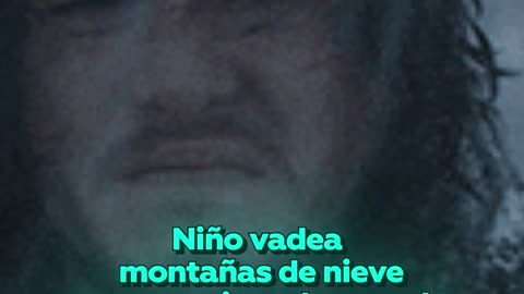 Niño desafía a la nieve para llegar a su escuela