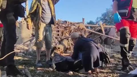 🕯️Rescuers found the body of a 75-year-old woman among the ruins in Zaporizhzhia.