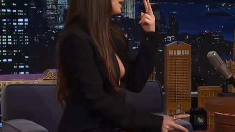 Dakota Johnson : My eyes are up here 😬