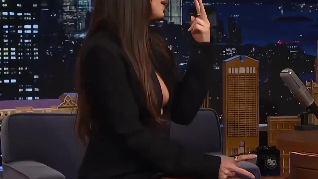 Dakota Johnson : My eyes are up here 😬