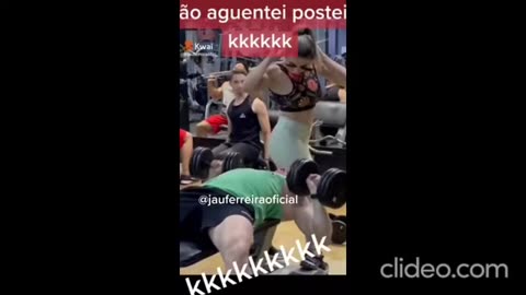 a mulher na academia senta na cara do homem #shorts.mp4