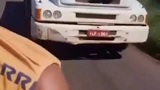 Ciclista es atropellada tras discusión en una avenida de Brasil