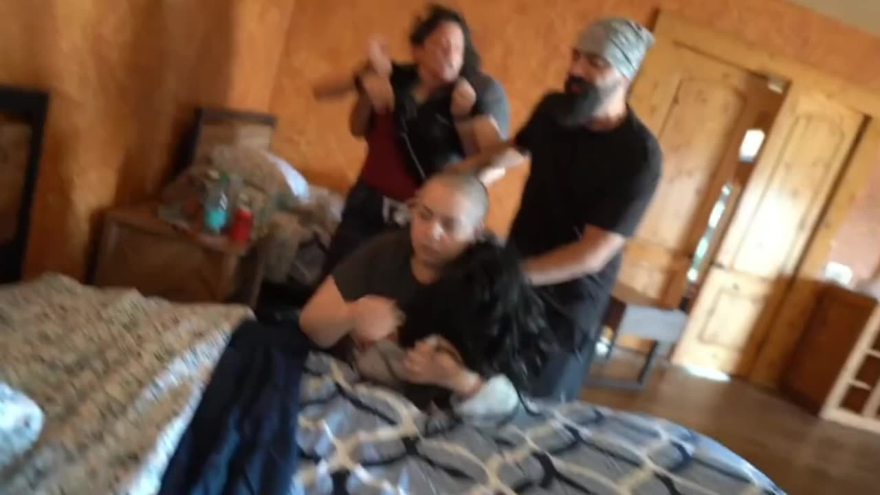 Becky Boop Fighting Roxxy, violating Youtubes Violence and Streetfight TOS.