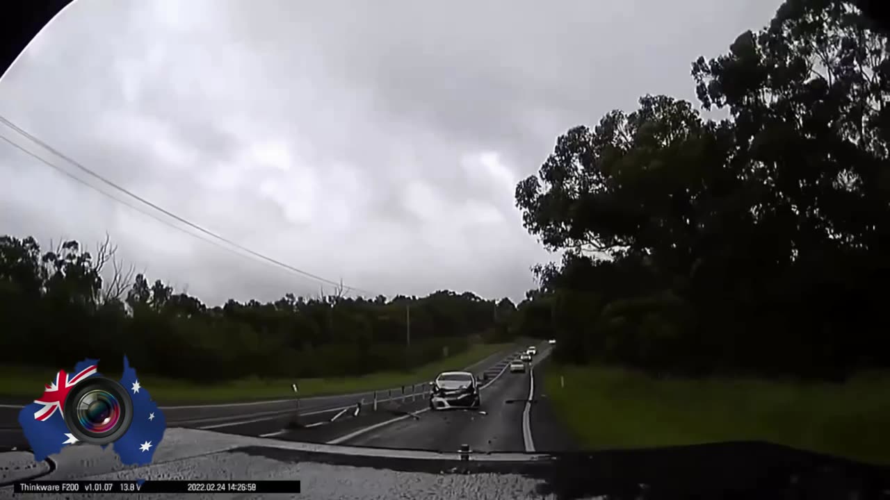 Aussiecams - Slowing for debris over the roadway and this happened! Buttaba