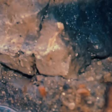 "Inspeccionando" caño roto por debajo de la vereda que justo desagua en una cámara 17/04/2025