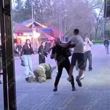 🇺🇦 Ukrainian recruitment officer beat up by 🇺🇦 Ukrainian youth