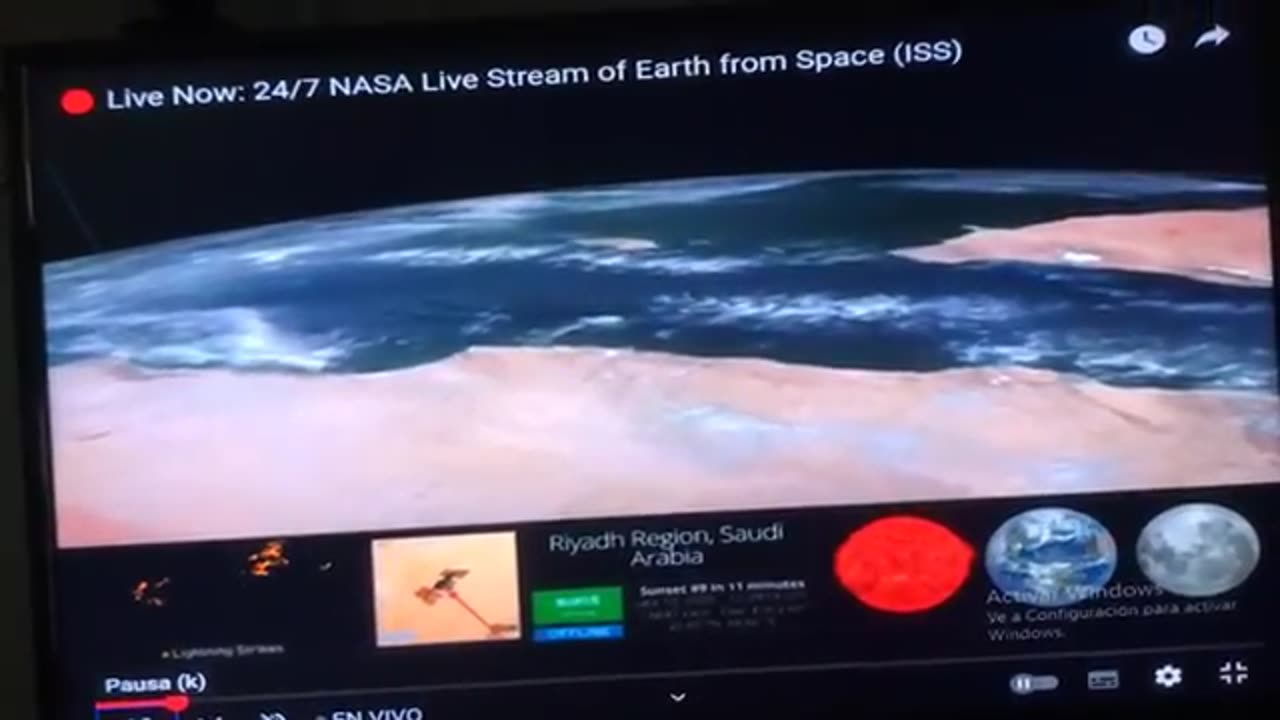 Images choquantes ! Waouh, un OVNI a atterri du ciel.