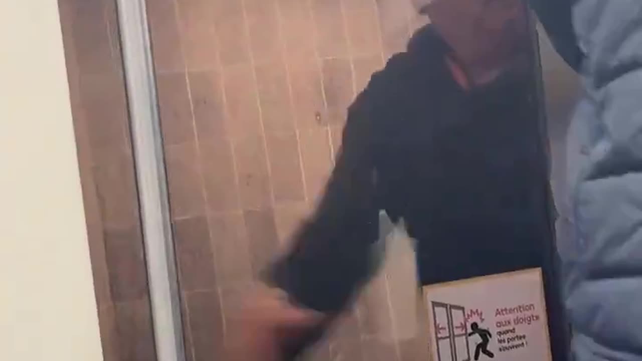 🚨🇫🇷The black man in Paris beats up an elderly French couple. When will this end?