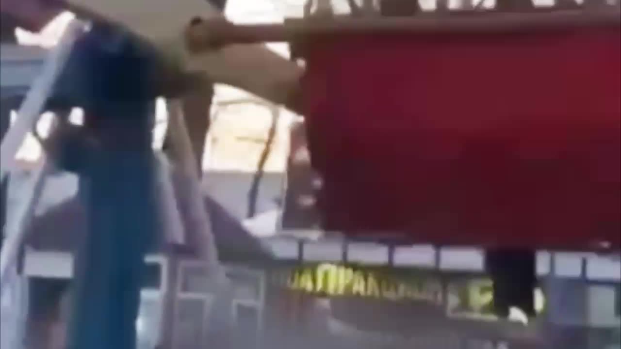 Joven de 19 años sale disparada de una atracción mecánica