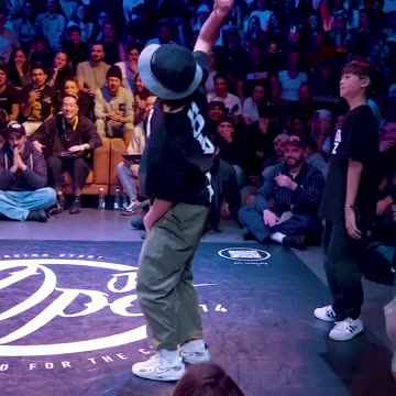 15 yr old bboy Holy Rain went beastmode tonight! 🤯 🪘 powermoves and to the beat! @holyrain_cui 🇨🇳
