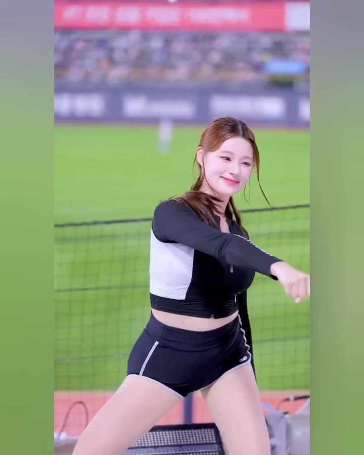 Korean female student burns up on stage with vibrant choreography - beautiful girl ep 2