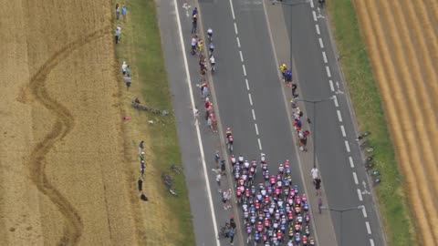 🔥 Here they go, the race is underway! And we have 5 riders on the attack!