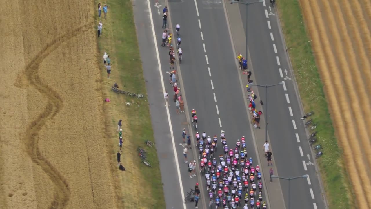 🔥 Here they go, the race is underway! And we have 5 riders on the attack!