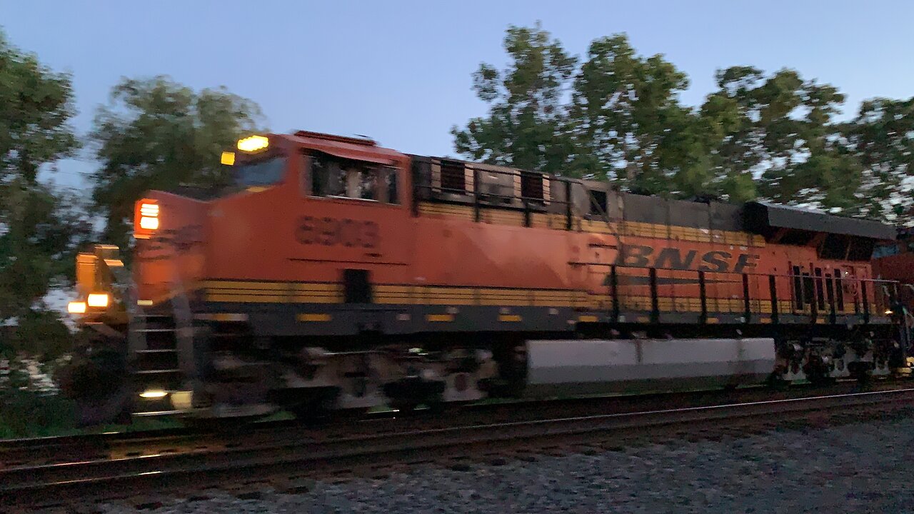 Last minute BNSF Train shows up before the light fails