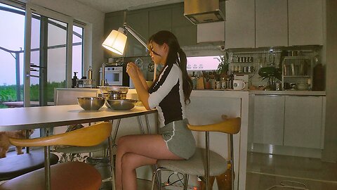 A woman who moved from the city to the island's Jeju country house's daily life