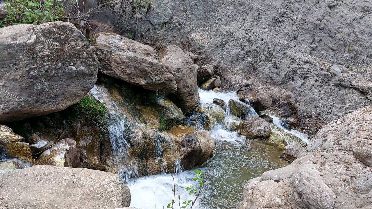 یه رودخونه بزرگ که از آبشار ازنادر جاری شده