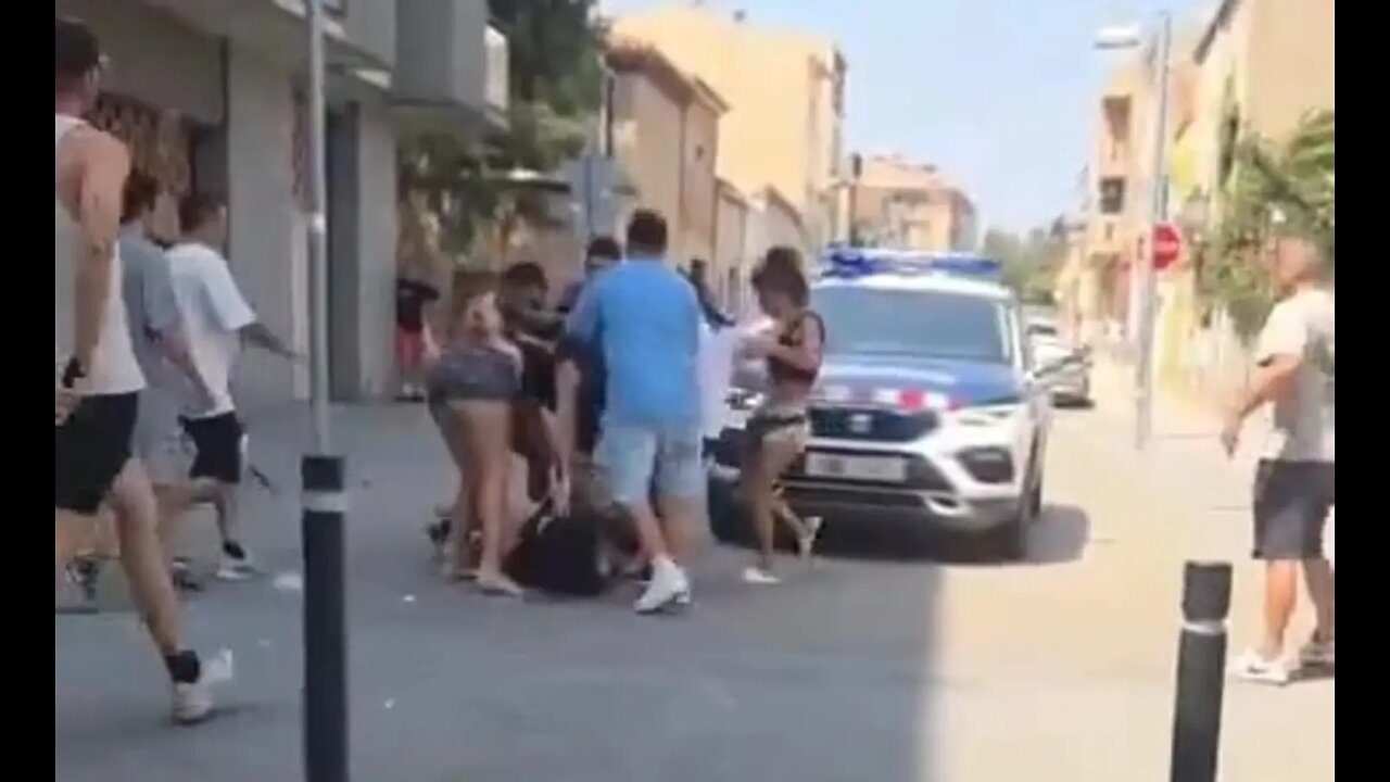 Los Mossos desbordados en Moncada i Reixac durante la resistencia vecinal ante okupación