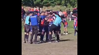 Jugador agrede a árbitro con un cabezazo