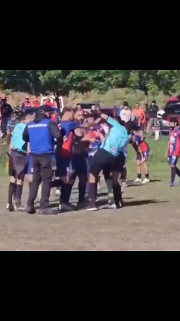 Jugador agrede a árbitro con un cabezazo