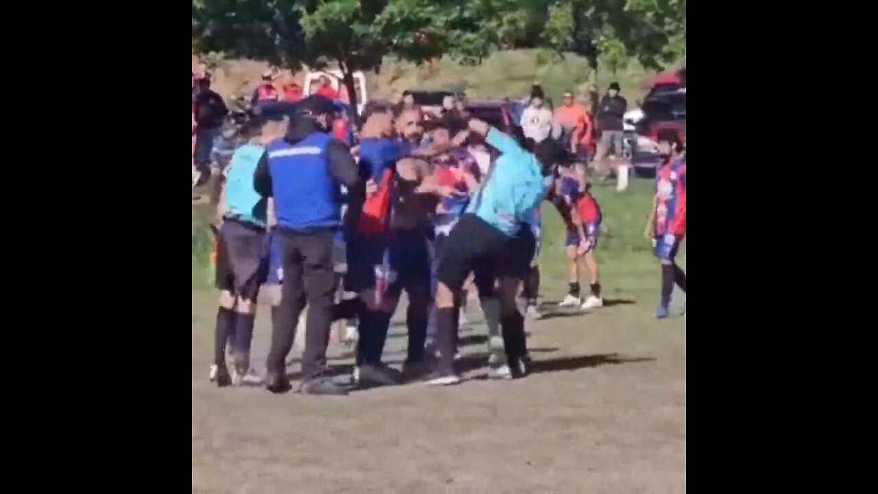 Jugador agrede a árbitro con un cabezazo
